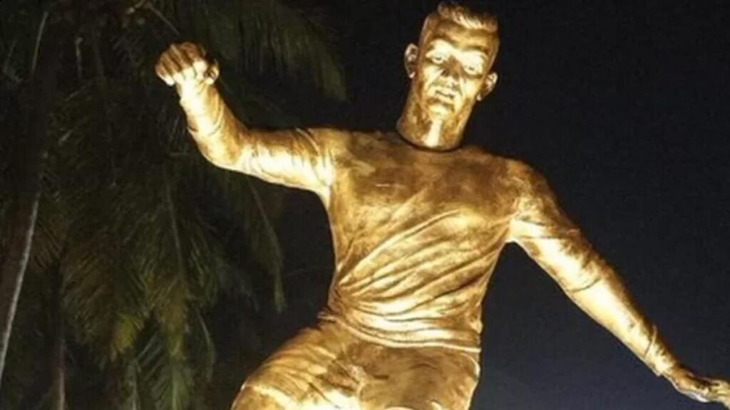 Cristiano Ronaldo’nun heykeli Hindistan’ı ikiye böldü