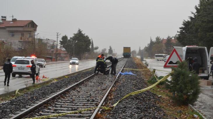 Demiryolundan karşıya geçmek isteyen kadına yük treni çarptı