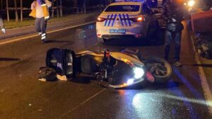 Devrilen motosiklet metrelerce sürüklendi: 2 yaralı