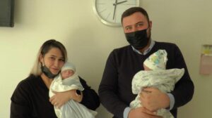 Erken doğan ikizler 3 ay sonra koronavirüsü atlattı