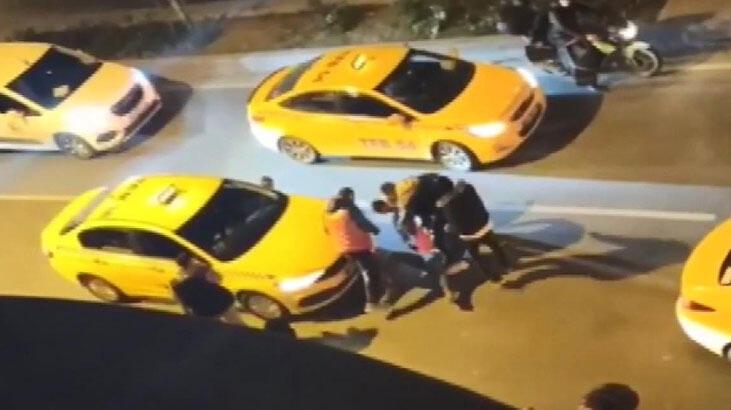 Esenyurt’ta taksicilerden Afrikalı kişiye meydan dayağı