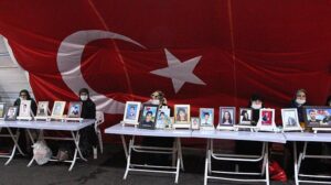 Evlat nöbetindeki baba: Kaçın gelin, bu acı bitsin