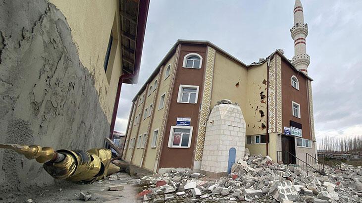 Faciadan dönüldü! Sivas’ta cami minaresi rüzgara dayanamadı