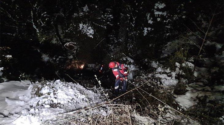 Feci kaza! Yoldan çıkan otomobil uçuruma yuvarlandı