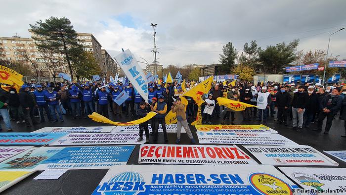 “Geçinemiyoruz” mitinglerinin ilki Diyarbakır ve İzmir’de yapıldı