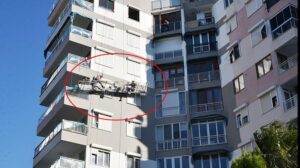 İskelenin makarası boşaldı; 2 boyacı 6’ncı katta mahsur kaldı