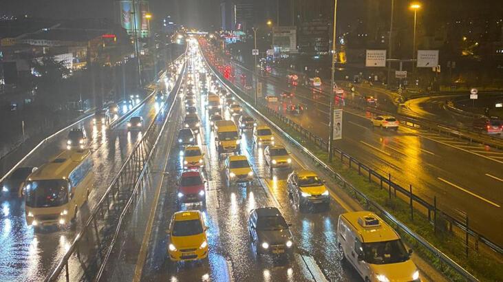 İstanbul’da yağmur trafiği vurdu