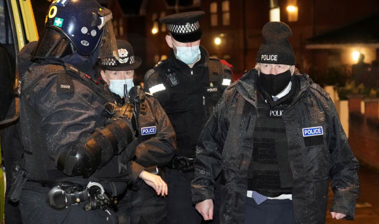 Johnson polis gibi giyinerek operasyonlara katıldı