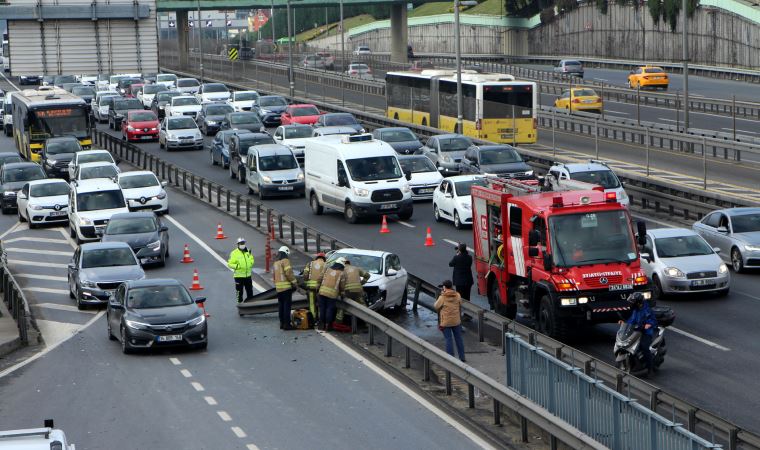 Kağıthane D-100’de trafiği kilitleyen kaza
