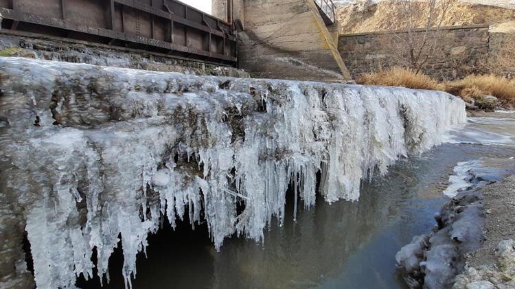 Kars eksi 20’yi gördü, Çıldır Gölü’nün yarısı dondu