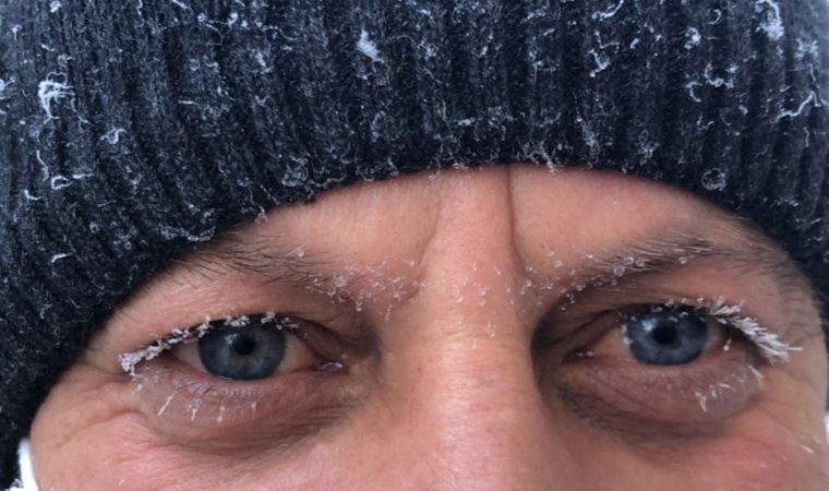 Kars’ta soğuktan yurttaşların kirpikleri buz tuttu