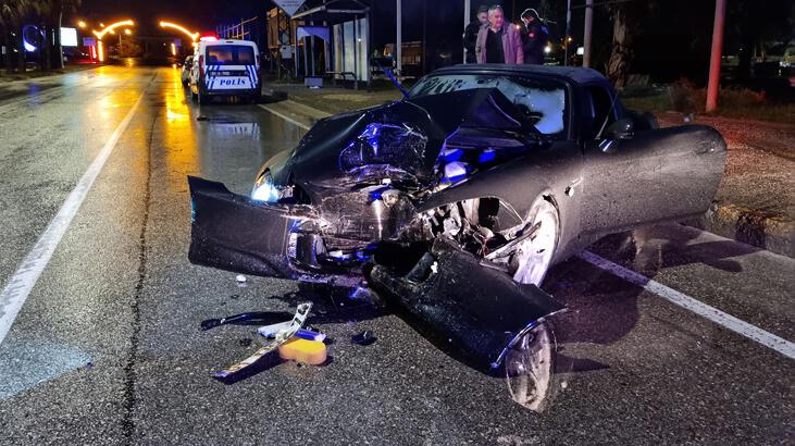 Kaza yapan spor otomobilin sürücüsü aracını bırakıp kaçtı