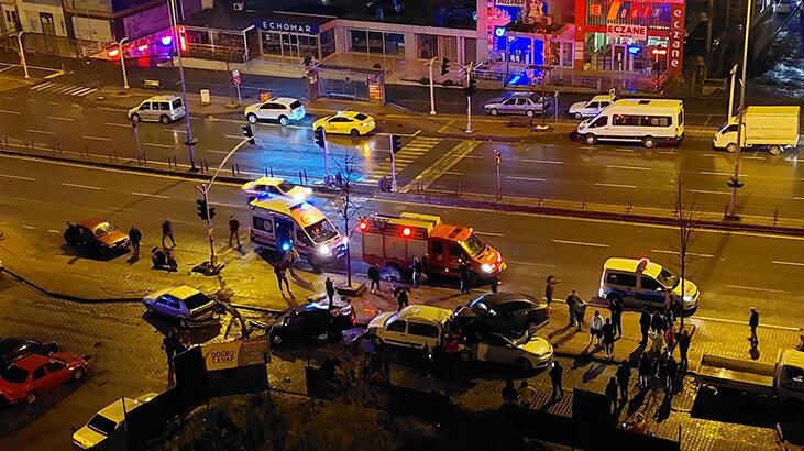 Kontrolden çıkan otomobil park halindeki araçların üzerine uçtu