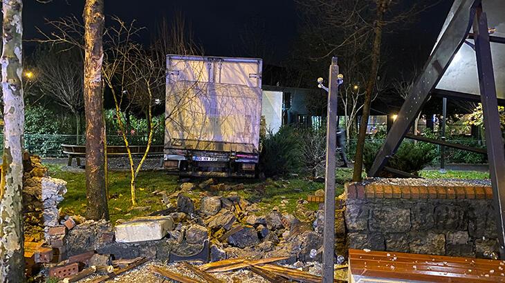Korku dolu dakikalar! Freni boşalan kamyon önce otobüs durağına ardından parka girdi