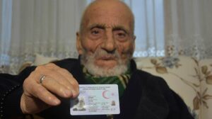 Koronavirüsü yenişini türkü söyleyerek kutlamıştı! Hayatını kaybetti