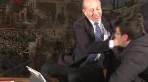 Muharrem Sarıkaya’dan tepki çeken hareket! Muhabire tokat attı