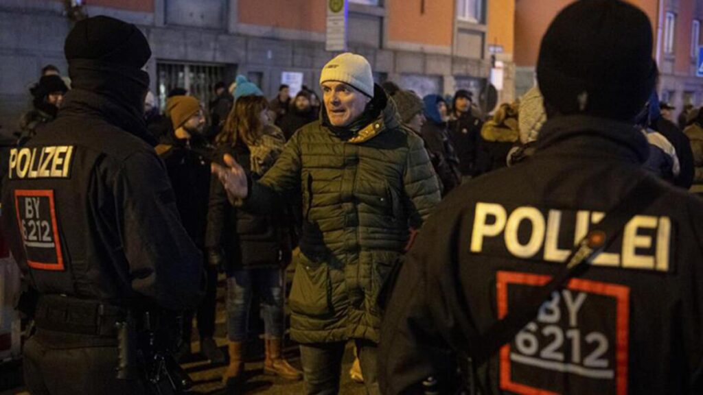 Münih’te izinsiz Covid-19 protestosunda arbede: 11 gözaltı