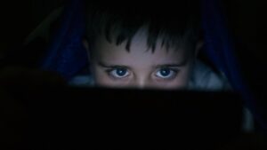 Okul sıralarında ve ailelerin önünde izliyorlar! İlkokul çağında porno tehlikesi…