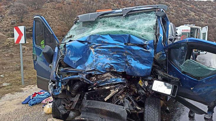 Ölüm yolu bir can daha aldı! Çekici, kamyonla çarpıştı