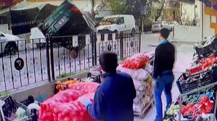 Otomobil park halindeki iki araca önce çarptı sonra takla attı