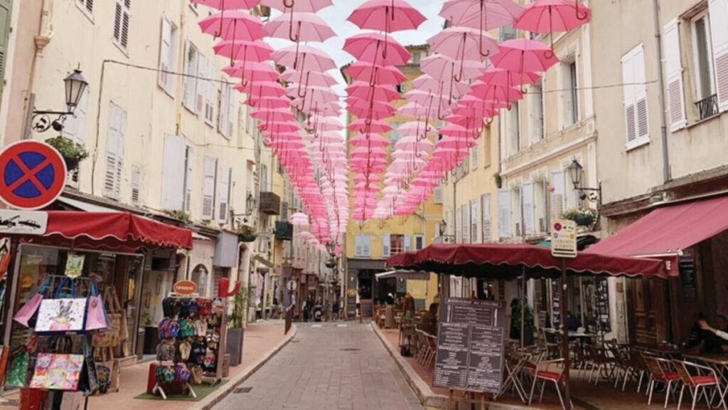 Pembe şemsiyeli, parfüm kokan sokaklarda ılık bir kış gezisi…