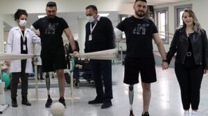 Pençe-Şimşek’ gazisi protez bacakla yürümeye başladı