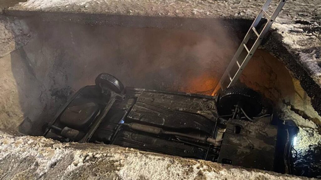 Rusya’da seyir halindeki araç kaynar su çukuruna düştü
