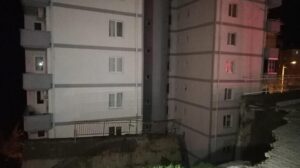 Sitenin istinat duvarı yıkıldı: 88 daire tahliye edildi