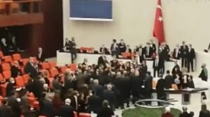 Son dakika… AK Parti ve CHP grubu arasında Meclis’te yumruklu kavga