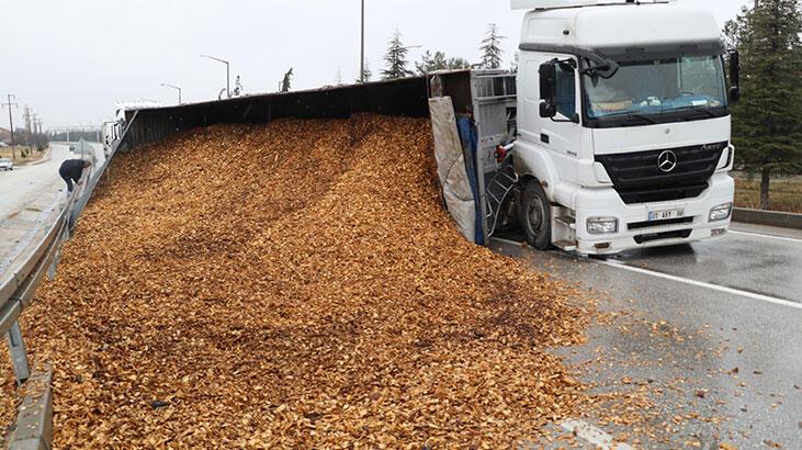 Talaş yüklü TIR devrildi, yol ulaşıma kapandı