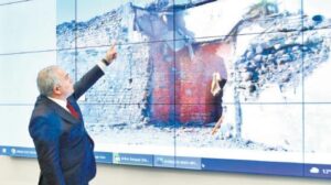 Tarihi surlarda manzaralı klozet