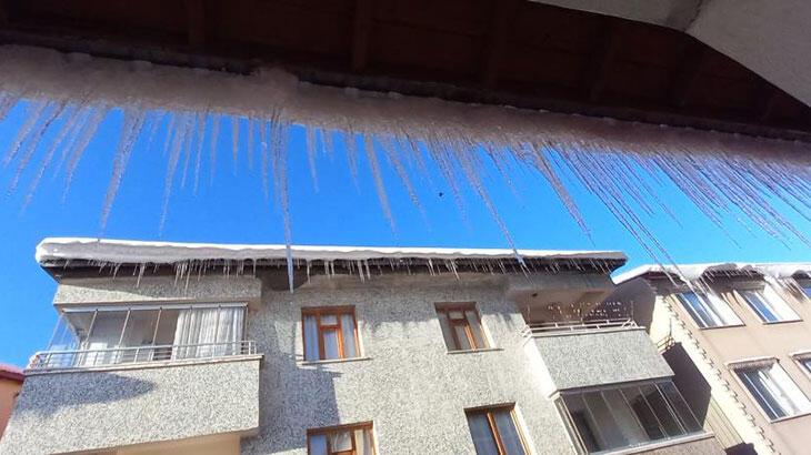 Tatvan’da çatılarda 1 metrelik buz sarkıtları oluştu