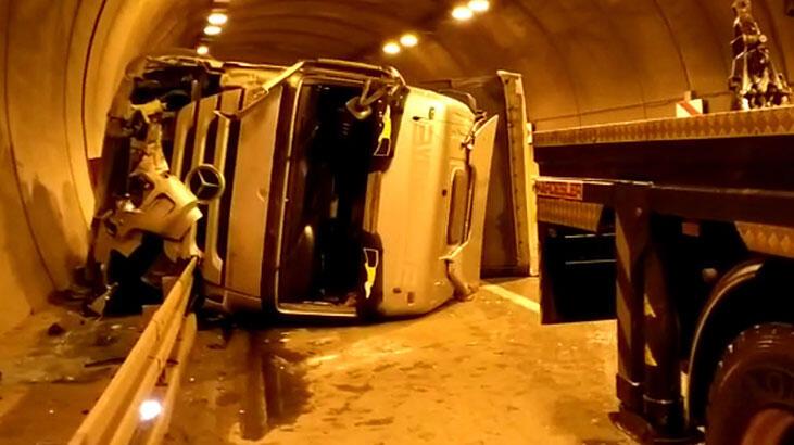 TIR tünelde devrildi, sahil yolunda ulaşım 5 saat aksadı
