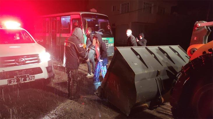 Vatandaşlar kepçeyle kurtarıldı! Dün geceden beri devam ediyor