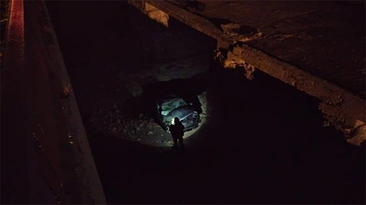 Virajı alamayan otomobil köprünün altına girdi! Yaralılar var