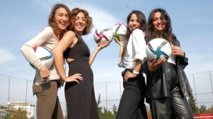 Yapamazsın diyenlere inat sahadayız