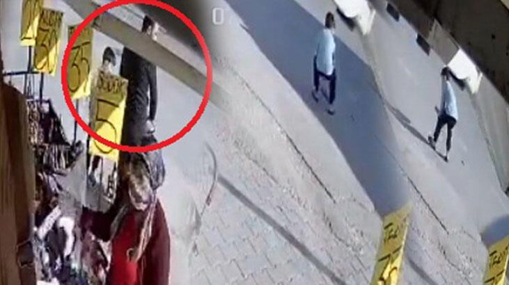Yere düşen cüzdanı çocuğa aldırıp, cebine attı, güvenlik kamerasına yakalandı