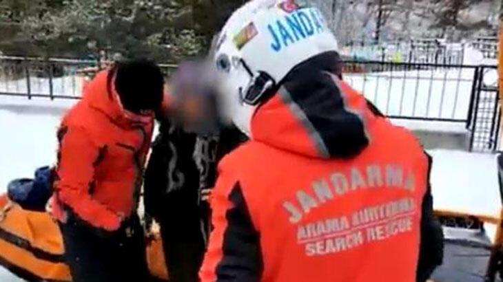 Yolu kardan kapanan köydeki hamile kadının yardımına JAK timi yetişti