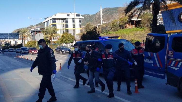 16 yıldır aranıyordu! Girdiği eczanede, kendini arayan jandarma ile karşılaştı