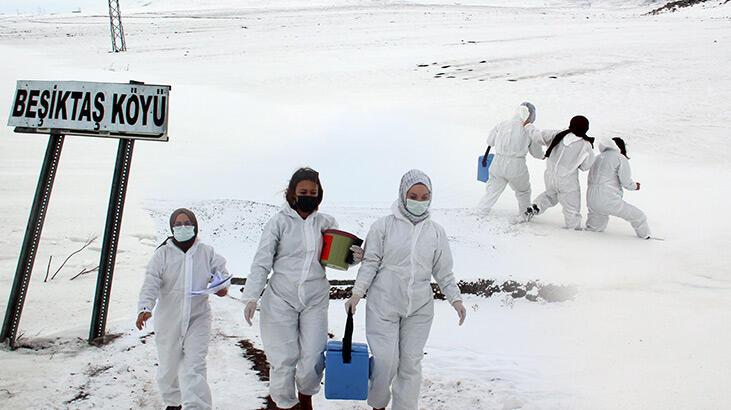 -30 derecede savaş! Hemşireler dondurucu havaya rağmen yollara düştü
