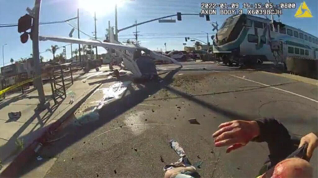 ABD’de akılalmaz olay! Raylara inen uçağa tren çarptı