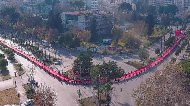 Adana’da 3 bin 628 metrelik bayrak açıldı; Vali Elban ‘rekor’ dedi