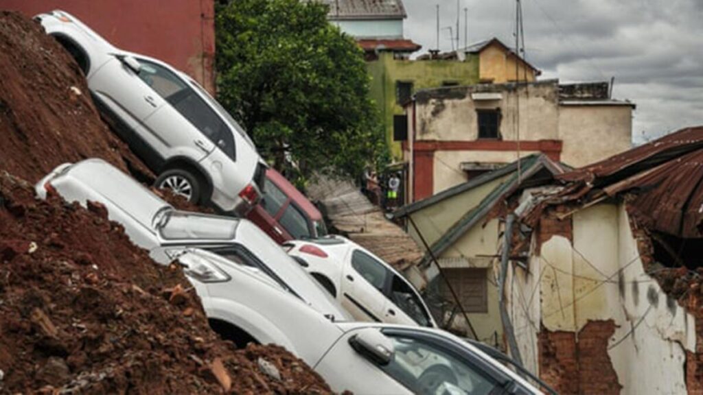 Afrika’da inanılmaz görüntüler… Tropikal fırtına 80’e yakın can aldı!