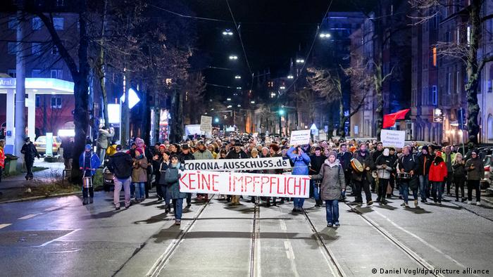Almanya’da on binler korona kısıtlamalarını protesto etti