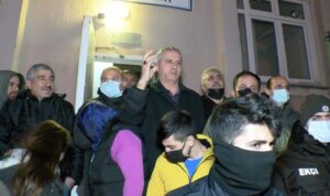 Arnavutköy’de site sakinleri aidata zam yapan yönetimi protesto etti