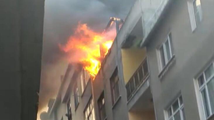 Bağcılar’da çatıdaki yangında patlama oldu: O anlar kamerada
