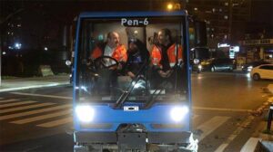 Bakan Varank yılbaşına temizlik görevlileri ile birlikte girdi