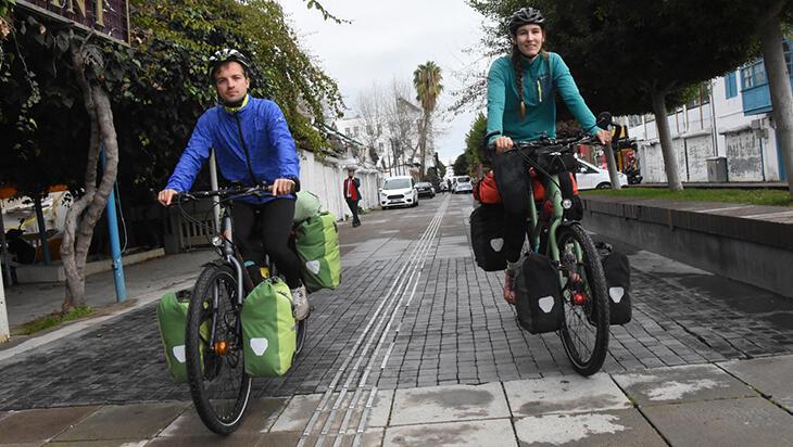 Balayında bisiklet turuna çıkan çift, 6 bin kilometre pedal çevirip Antalya’ya geldi