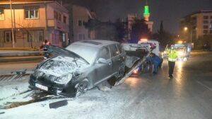 Bariyere  çarpan lüks cip alev alev yandı