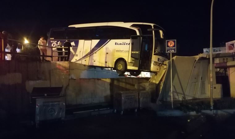 Bariyeri aşan yolcu otobüsü, köprüde asılı kaldı